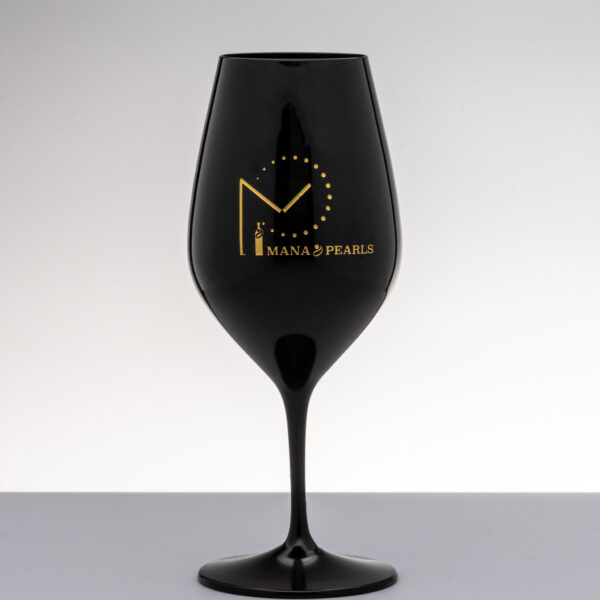 Amberkleurig kristallen wijnglas